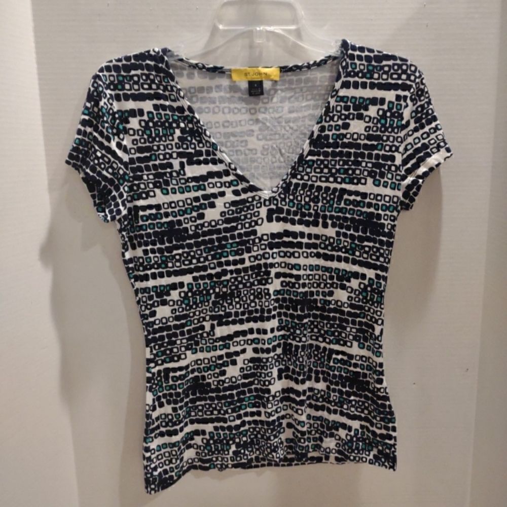 St John Stretch V Neck Short Sleeve Shirt Size Small. W1